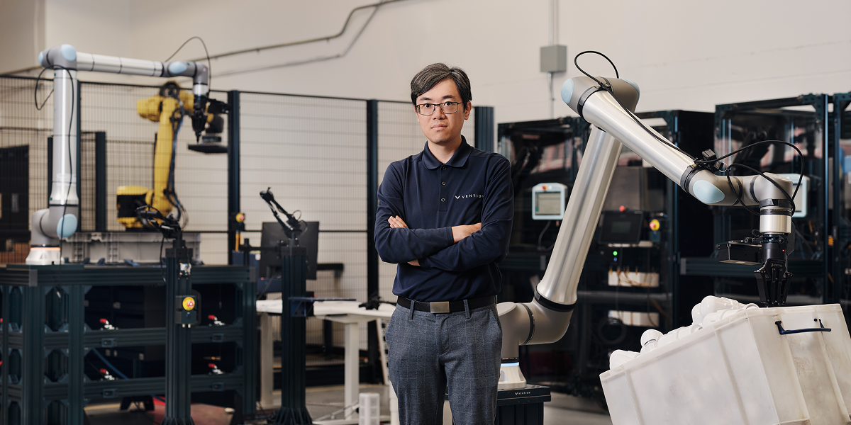 Jimmy Li entre braços robóticos no laboratório de IA física da Vention.