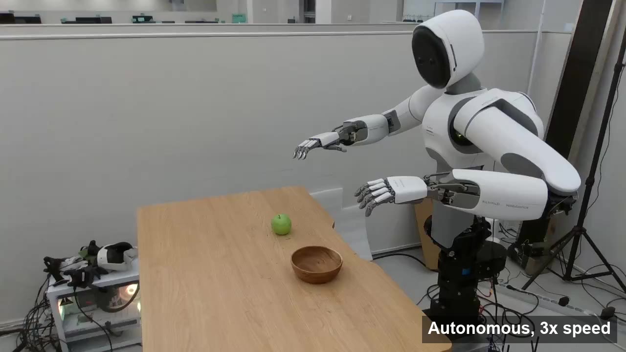 Robô ALLEX diante de uma maçã verde e uma tigela sobre a mesa.