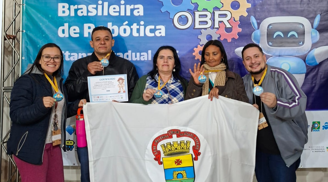 Integrantes da Lobóticos EJA e professores exibem medalhas e certificado.