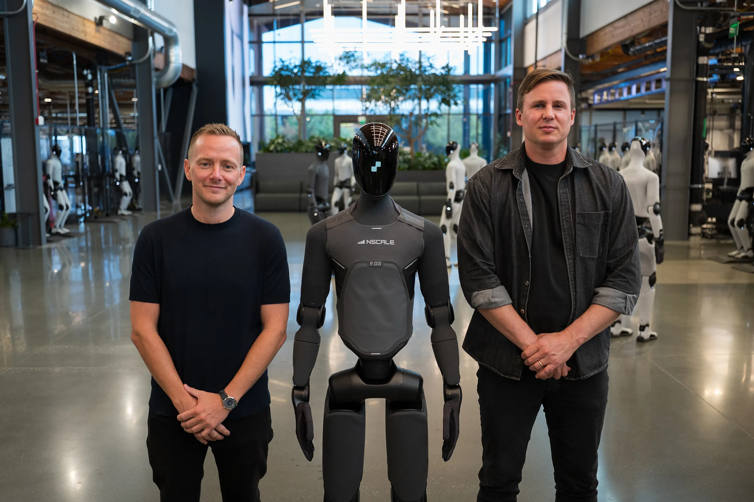 Representantes das empresas ao lado de um humanoide Figure no anúncio da parceria.