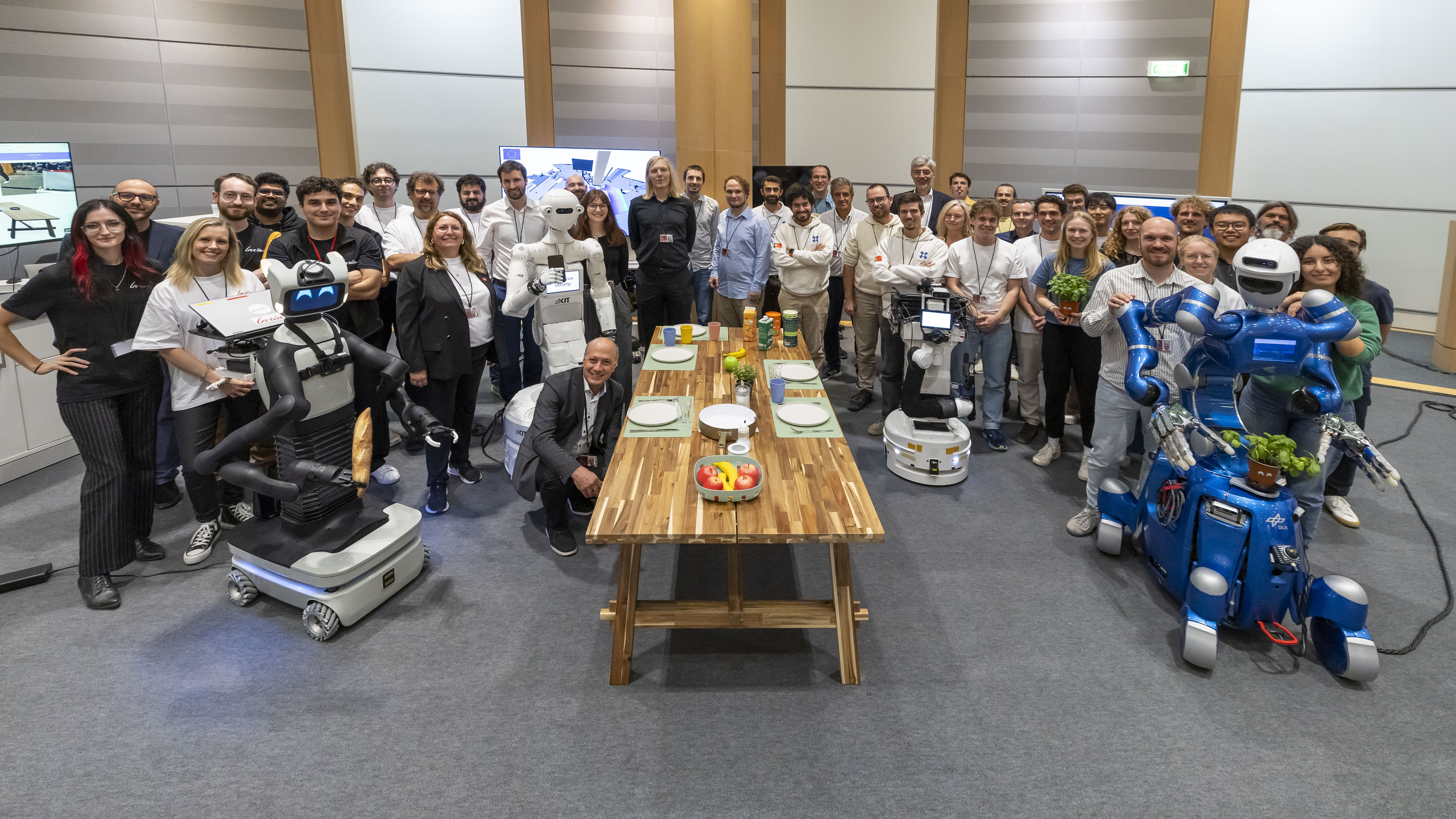 Equipe e robôs no evento euROBIN, em foto publicada pelo projeto.