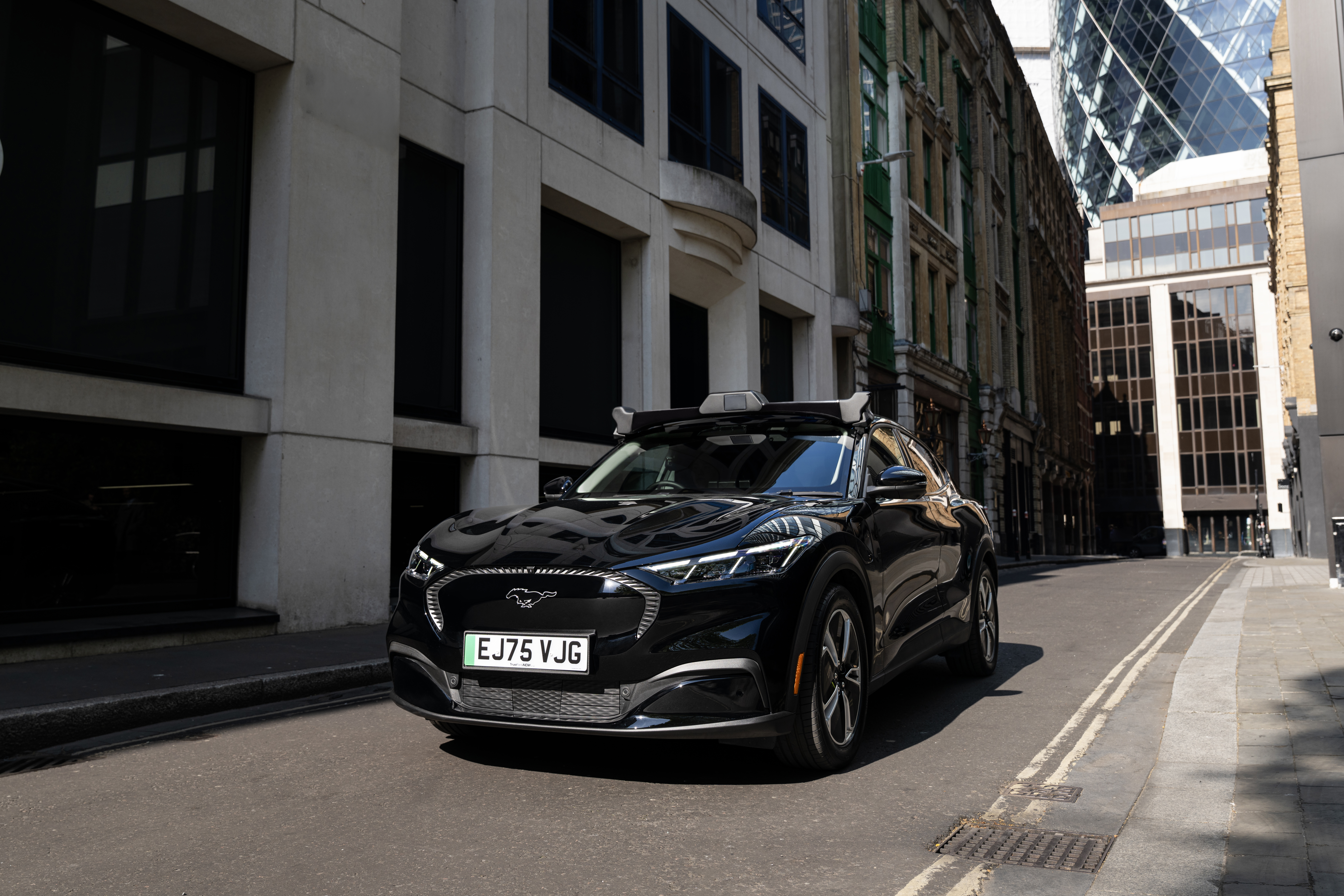 Ford Mustang Mach-E usado nas viagens supervisionadas da Wayve com a Uber.