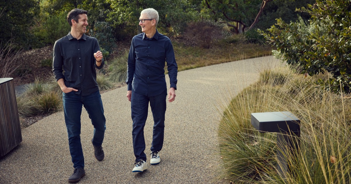 John Ternus e Tim Cook no Apple Park. Foto de divulgação da Apple.