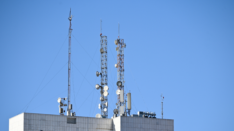 Antenas de telecomunicações em fotografia publicada pelo MCom. Foto: Hélio Montferre.