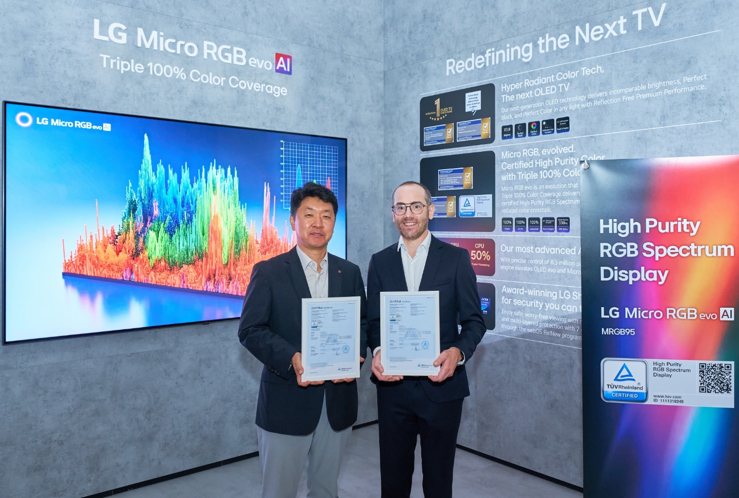 Representantes apresentam a certificação das TVs RGB da LG. Divulgação / LG.