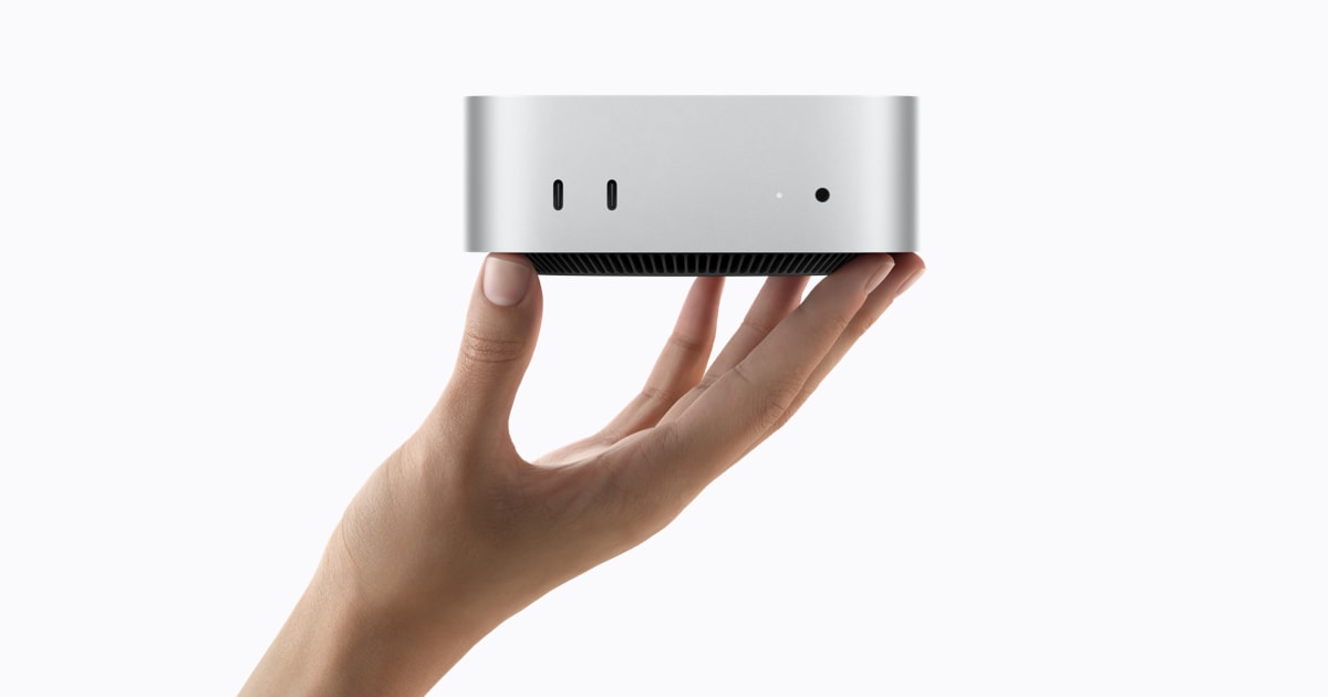 Mac mini em foto de divulgação da Apple, apoiado na mão de uma pessoa.